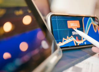 Trader yang menganalisis pilihan Bitcoin, Ethereum, dan forex di berbagai pasar